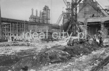 Construction site of Blast Furnace No. 3, earthworks. 1950s. Lenin Steelworks.

Rejon budowy Wielkiego Pieca Nr 3, prace ziemne, lata 50. XX w. Kombinat Huta im. W.I. Lenina.

Photo by Henryk Makarewicz/idealcity.pl
