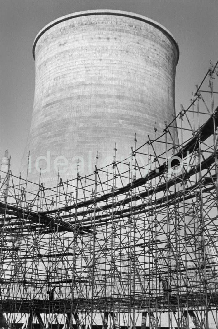 Lenin Metallurgical Combine, installing reinforcement on one of the industrial objects by the cooling tower at the Power Plant. 1960s.

Kombinat metalurgiczny im. Lenina, montaż zbrojenia na jednym z obiektów przemysłowych przy chłodni kominowej w rejonie Siłowni, lata 60. XX w.

Photo by Henryk Makarewicz/idealcity.pl

