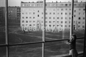 Widok z dziesięciopiętrowego punktowca tzw. helikoptera w kierunku zabudowy Osiedla Centrum D.  Ok. 1960r.

fot. Henryk Makarewicz/idealcity.pl


