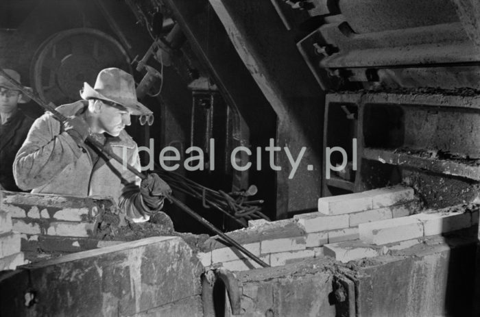 Lenin Metallurgical Combine, open hearth furnace, piercing a tap hole. 1960s.

Kombinat metalurgiczny im. Lenina, piec martenowski, przepalanie otworu przed spustem stali, lata 60.

Photo by Henryk Makarewicz/idealcity.pl

