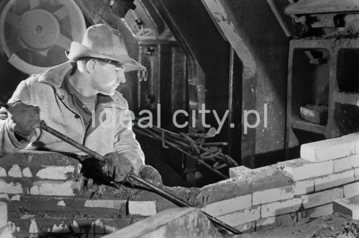 Lenin Metallurgical Combine, open hearth furnace, piercing a tap hole. 1960s.

Kombinat metalurgiczny im. Lenina, piec martenowski, przepalanie otworu przed spustem stali, lata 60.

Photo by Henryk Makarewicz/idealcity.pl


