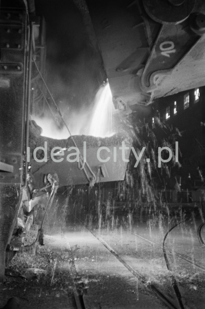 Lenin Metallurgical Combine, Converter Plant, pouring steel into a converter. 1960s.

Kombinat metalurgiczny im. Lenina, stalownia konwertorowa, zalewanie surówki do konwertera, lata 60.

Photo by Henryk Makarewicz/idealcity.pl

