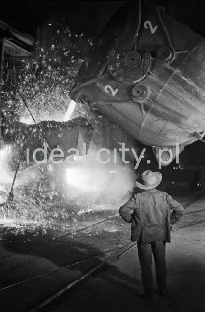 Kombinat metalurgiczny im. Lenina, stalownia konwertorowa, zalewanie surówki do konwertera, lata 60.

fot. Henryk Makarewicz/idealcity.pl


