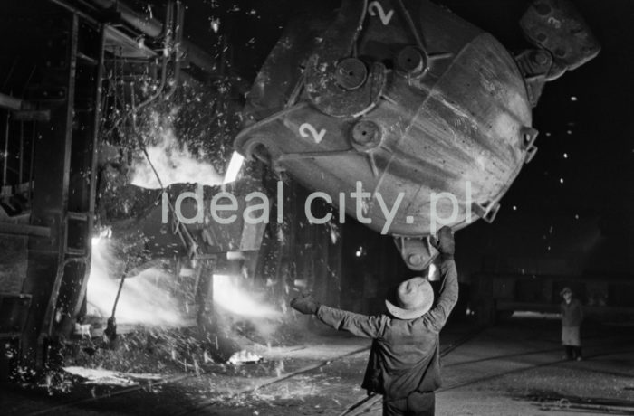 Kombinat metalurgiczny im. Lenina, stalownia konwertorowa, zalewanie surówki do konwertera, lata 60.

fot. Henryk Makarewicz/idealcity.pl


