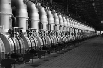 Kombinat metalurgiczny im. Lenina, wnętrze hali Wydziału Walcowni Rur Zgrzewanych, lata 60. XXw.

uchomiono w 1960 roku. W 1973 roku uruchomiono drugi ciąg rurowni na Wydziale. Podstawowe urządzenia zakupiono w Republice Federalnej Niemiec, pozostałe wykonano w kraju według projektu biura projektowego „Biprostal” w Krakowie. Pełny cykl technologiczny został zapewniony przez zainstalowanie takich urządzeń, jak walcarka formująca wraz ze zgrzewarką oporową, piec tunelowy, walcarka redukcyjna, prasy hydrauliczne do badania szczelności spoi rur, ocynkownia ogniowa rur, lakiernice do elektrostatycznego lakierowania, kilka zespołów gwinciarek rur, oddział produkcji i ocynkownia złączek oraz szereg urządzeń pomocniczych do sortowania, pakietowania i wiązania rur.

fot. Henryk Makarewicz/idealcity.pl

