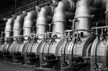 Kombinat metalurgiczny im. Lenina, wnętrze hali Wydziału Walcowni Rur Zgrzewanych, lata 60. XXw.

uchomiono w 1960 roku. W 1973 roku uruchomiono drugi ciąg rurowni na Wydziale. Podstawowe urządzenia zakupiono w Republice Federalnej Niemiec, pozostałe wykonano w kraju według projektu biura projektowego „Biprostal” w Krakowie. Pełny cykl technologiczny został zapewniony przez zainstalowanie takich urządzeń, jak walcarka formująca wraz ze zgrzewarką oporową, piec tunelowy, walcarka redukcyjna, prasy hydrauliczne do badania szczelności spoi rur, ocynkownia ogniowa rur, lakiernice do elektrostatycznego lakierowania, kilka zespołów gwinciarek rur, oddział produkcji i ocynkownia złączek oraz szereg urządzeń pomocniczych do sortowania, pakietowania i wiązania rur.

fot. Henryk Makarewicz/idealcity.pl

