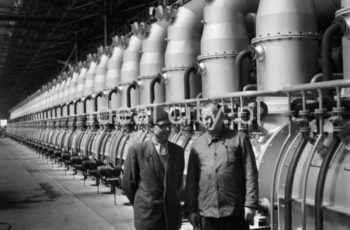 Kombinat metalurgiczny im. Lenina, wnętrze hali Wydziału Walcowni Rur Zgrzewanych, lata 60. 
Budowę Wydziału rozpoczęto w 1958 roku, uruchomiono w 1960 roku. W 1973 roku uruchomiono drugi ciąg rurowni na Wydziale. Podstawowe urządzenia zakupiono w Republice Federalnej Niemiec, pozostałe wykonano w kraju według projektu biura projektowego „Biprostal” w Krakowie. Pełny cykl technologiczny został zapewniony przez zainstalowanie takich urządzeń, jak walcarka formująca wraz ze zgrzewarką oporową, piec tunelowy, walcarka redukcyjna, prasy hydrauliczne do badania szczelności spoi rur, ocynkownia ogniowa rur, lakiernice do elektrostatycznego lakierowania, kilka zespołów gwinciarek rur, oddział produkcji i ocynkownia złączek oraz szereg urządzeń pomocniczych do sortowania, pakietowania i wiązania rur.

fot. Henryk Makarewicz/idealcity.pl


