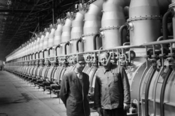 Kombinat metalurgiczny im. Lenina, wnętrze hali Wydziału Walcowni Rur Zgrzewanych, lata 60. 
Budowę Wydziału rozpoczęto w 1958 roku, uruchomiono w 1960 roku. W 1973 roku uruchomiono drugi ciąg rurowni na Wydziale. Podstawowe urządzenia zakupiono w Republice Federalnej Niemiec, pozostałe wykonano w kraju według projektu biura projektowego „Biprostal” w Krakowie. Pełny cykl technologiczny został zapewniony przez zainstalowanie takich urządzeń, jak walcarka formująca wraz ze zgrzewarką oporową, piec tunelowy, walcarka redukcyjna, prasy hydrauliczne do badania szczelności spoi rur, ocynkownia ogniowa rur, lakiernice do elektrostatycznego lakierowania, kilka zespołów gwinciarek rur, oddział produkcji i ocynkownia złączek oraz szereg urządzeń pomocniczych do sortowania, pakietowania i wiązania rur.

fot. Henryk Makarewicz/idealcity.pl



