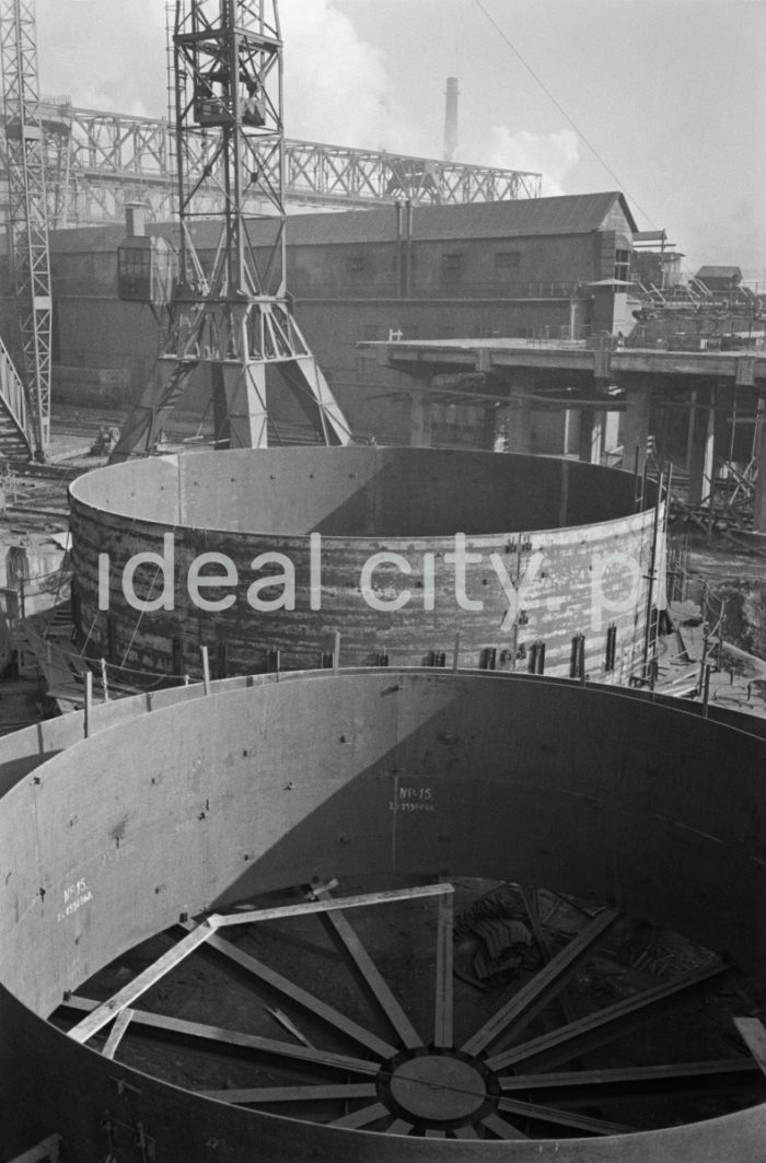 Lenin Metallurgical Combine, Blast Furnace Plant, installing the body of Blast Furnace no. 3 or 4. Late 1950s or early 1960s.
Blast Furnace no. 3 was activated on 3 August 1958, Blast Furnace no. 4 on 16 December 1961.

Kombinat metalurgiczny im. Lenina, rejon wielkich pieców, montaż korpusu na Wielkim Piecu nr 3 lub nr 4, montaż „cargów”, koniec lat 50. lub początek lat 60.
Wielki piec nr 3 uruchomiono 3 sierpnia 1958 roku, a piec nr 4 16 grudnia 1961 roku.

Photo by Henryk Makarewicz/idealcity.pl


