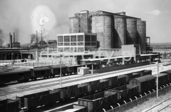 Rejon Cementowni Nowa Huta, w tle Aglomerownia, początek lat 60. Cementownię oddano do użytku w 1959 roku. 

fot. Henryk Makarewicz/idealcity.pl


