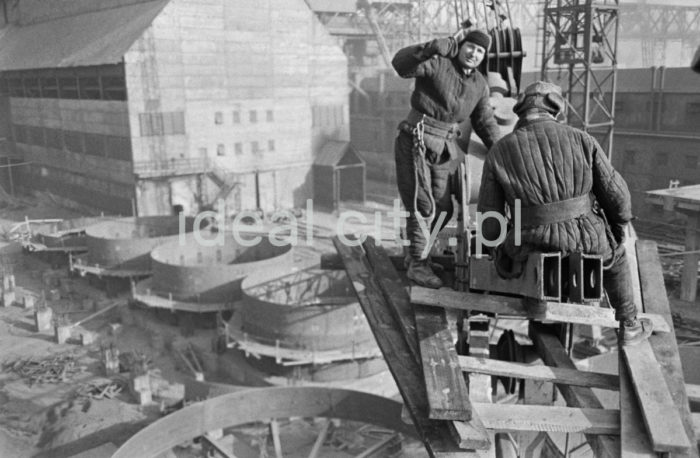 Kombinat metalurgiczny im. Lenina, rejon wielkich pieców, montaż korpusu na Wielkim Piecu nr 3 lub nr 4, montaż „cargów”, koniec lat 50. lub początek lat 60.

fot. Henryk Makarewicz/idealcity.pl

