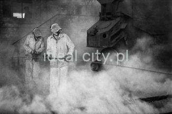 Kombinat metalurgiczny im. Lenina, Wielki Piec, hala lejnicza, hutnicy przy przebijaniu otworu przed spustem surówki, lata 60.

fot. Henryk Makarewicz/idealcity.pl

