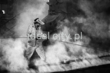 Kombinat metalurgiczny im. Lenina, Wielki Piec, hala lejnicza, hutnicy przy przebijaniu otworu przed spustem surówki, lata 60.

fot. Henryk Makarewicz/idealcity.pl

