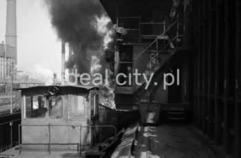 Kombinat metalurgiczny im. Lenina, bateria koksownicza, lata 60.
Koksownia nr 1 została wybudowana w latach 1954-1956. Ośmiobateryjny blok pieców koksowniczych składał się z dwóch zespołów po cztery baterie oraz dwóch sortowni. Gaz z baterii kierowany był do oddziałów kondesacji i odzysku węglopochodnych nr 1 z dobudowaną odsiarczalnia gazu systemem Thylox. Na drodze kondensacji i oczyszczania gazu otrzymywano smołę, wodę amoniakalną, benzol – zasady pirydynowe oraz siarkę. Pierwszy etap Koksowni nr 2 wybudowano w 1966 roku. W latach 70. działało 12 baterii koksowniczych.

fot. Henryk Makarewicz/idealcity.pl

