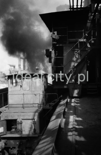 Kombinat metalurgiczny im. Lenina, bateria koksownicza, lata 60.
Koksownia nr 1 została wybudowana w latach 1954-1956. Ośmiobateryjny blok pieców koksowniczych składał się z dwóch zespołów po cztery baterie oraz dwóch sortowni. Gaz z baterii kierowany był do oddziałów kondesacji i odzysku węglopochodnych nr 1 z dobudowaną odsiarczalnia gazu systemem Thylox. Na drodze kondensacji i oczyszczania gazu otrzymywano smołę, wodę amoniakalną, benzol – zasady pirydynowe oraz siarkę. Pierwszy etap Koksowni nr 2 wybudowano w 1966 roku. W latach 70. działało 12 baterii koksowniczych.

fot. Henryk Makarewicz/idealcity.pl

