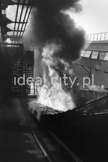 Kombinat metalurgiczny im. Lenina, bateria koksownicza, lata 60.
Koksownia nr 1 została wybudowana w latach 1954-1956. Ośmiobateryjny blok pieców koksowniczych składał się z dwóch zespołów po cztery baterie oraz dwóch sortowni. Gaz z baterii kierowany był do oddziałów kondesacji i odzysku węglopochodnych nr 1 z dobudowaną odsiarczalnia gazu systemem Thylox. Na drodze kondensacji i oczyszczania gazu otrzymywano smołę, wodę amoniakalną, benzol – zasady pirydynowe oraz siarkę. Pierwszy etap Koksowni nr 2 wybudowano w 1966 roku. W latach 70. działało 12 baterii koksowniczych.

fot. Henryk Makarewicz/idealcity.pl

