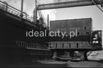 Kombinat metalurgiczny im. Lenina, bateria koksownicza, lata 60.
Koksownia nr 1 została wybudowana w latach 1954-1956. Ośmiobateryjny blok pieców koksowniczych składał się z dwóch zespołów po cztery baterie oraz dwóch sortowni. Gaz z baterii kierowany był do oddziałów kondesacji i odzysku węglopochodnych nr 1 z dobudowaną odsiarczalnia gazu systemem Thylox. Na drodze kondensacji i oczyszczania gazu otrzymywano smołę, wodę amoniakalną, benzol – zasady pirydynowe oraz siarkę. Pierwszy etap Koksowni nr 2 wybudowano w 1966 roku. W latach 70. działało 12 baterii koksowniczych.

fot. Henryk Makarewicz/idealcity.pl

