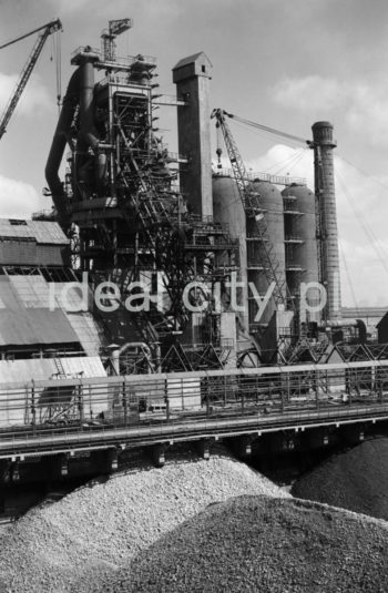 Kombinat metalurgiczny im. Lenina, rejon Wielkiego Pieca, lata 60.
Huta rozpoczęła swoja działalność produkcyjną 22 lipca 1954 roku, kiedy zadmuchano Wielki Piec nr 1. Drugi Wielki piec uruchomiono 1 maja 1955 roku, kolejny, nr 3, rozpoczął pracę 3 sierpnia 1958 roku. Piec nr 4 uruchomiono 16 grudnia 1961 roku, a Piec nr 5 o objętości 2000 metrów sześciennych uruchomiono 20 grudnia 1966 roku.


fot. Henryk Makarewicz/idealcity.pl

