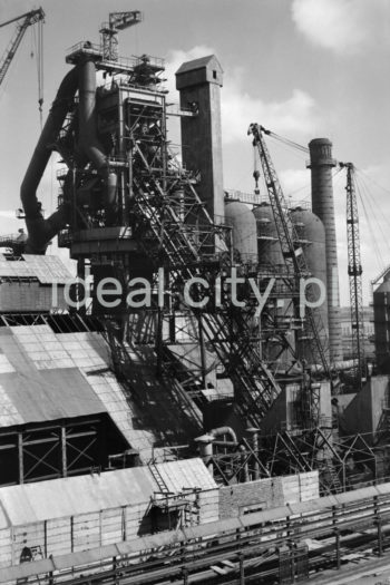 Kombinat metalurgiczny im. Lenina, rejon Wielkiego Pieca, lata 60.
Huta rozpoczęła swoja działalność produkcyjną 22 lipca 1954 roku, kiedy zadmuchano Wielki Piec nr 1. Drugi Wielki piec uruchomiono 1 maja 1955 roku, kolejny, nr 3, rozpoczął pracę 3 sierpnia 1958 roku. Piec nr 4 uruchomiono 16 grudnia 1961 roku, a Piec nr 5 o objętości 2000 metrów sześciennych uruchomiono 20 grudnia 1966 roku.


fot. Henryk Makarewicz/idealcity.pl

