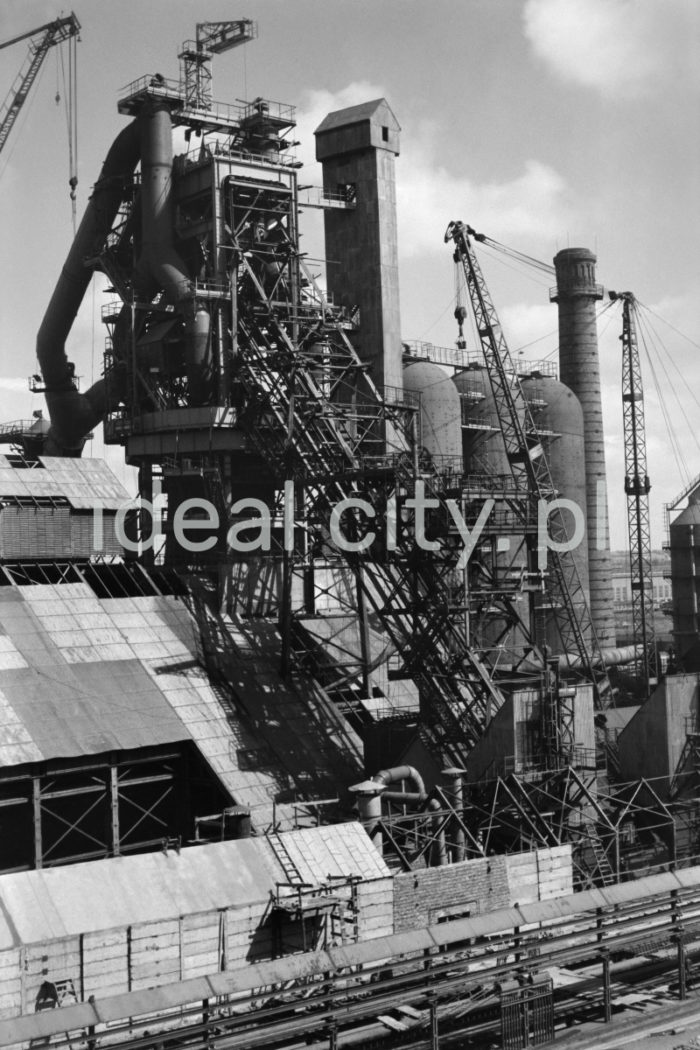 Lenin Metallurgical Combine, Blast Furnace Plant. 1960s.
The Steelworks commenced production on 22 July 1954 when Blast Furnace no. 1 was blown in. Second Blast Furnace was activated on 1 May 1955, the third one on 3 August 1958. Furnace no. 4 started operating on 16 December 1961, and the 2000-sq.-m Furnace no. 5 on 20 December 1966.

Kombinat metalurgiczny im. Lenina, rejon Wielkiego Pieca, lata 60.
Huta rozpoczęła swoja działalność produkcyjną 22 lipca 1954 roku, kiedy zadmuchano Wielki Piec nr 1. Drugi Wielki piec uruchomiono 1 maja 1955 roku, kolejny, nr 3, rozpoczął pracę 3 sierpnia 1958 roku. Piec nr 4 uruchomiono 16 grudnia 1961 roku, a Piec nr 5 o objętości 2000 metrów sześciennych uruchomiono 20 grudnia 1966 roku.

Photo by Henryk Makarewicz/idealcity.pl

