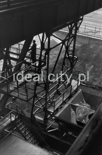 Kombinat metalurgiczny im. Lenina, rejon Wielkiego Pieca, lata 60.
Huta rozpoczęła swoja działalność produkcyjną 22 lipca 1954 roku, kiedy zadmuchano Wielki Piec nr 1. Drugi Wielki piec uruchomiono 1 maja 1955 roku, kolejny, nr 3, rozpoczął pracę 3 sierpnia 1958 roku. Piec nr 4 uruchomiono 16 grudnia 1961 roku, a Piec nr 5 o objętości 2000 metrów sześciennych uruchomiono 20 grudnia 1966 roku.


fot. Henryk Makarewicz/idealcity.pl
