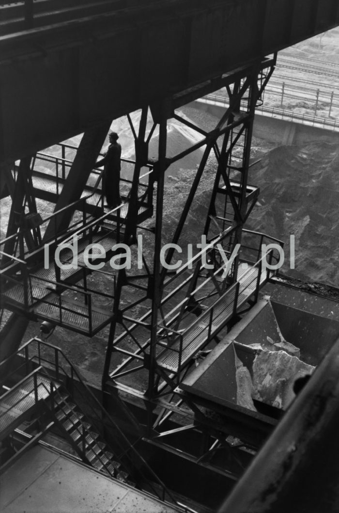 Lenin Metallurgical Combine, Blast Furnace Plant. 1960s.
The Steelworks commenced production on 22 July 1954 when Blast Furnace no. 1 was blown in. Second Blast Furnace was activated on 1 May 1955, the third one on 3 August 1958. Furnace no. 4 started operating on 16 December 1961, and the 2000-sq.-m Furnace no. 5 on 20 December 1966.

Kombinat metalurgiczny im. Lenina, rejon Wielkiego Pieca, lata 60.
Huta rozpoczęła swoja działalność produkcyjną 22 lipca 1954 roku, kiedy zadmuchano Wielki Piec nr 1. Drugi Wielki piec uruchomiono 1 maja 1955 roku, kolejny, nr 3, rozpoczął pracę 3 sierpnia 1958 roku. Piec nr 4 uruchomiono 16 grudnia 1961 roku, a Piec nr 5 o objętości 2000 metrów sześciennych uruchomiono 20 grudnia 1966 roku.

Photo by Henryk Makarewicz/idealcity.pl
