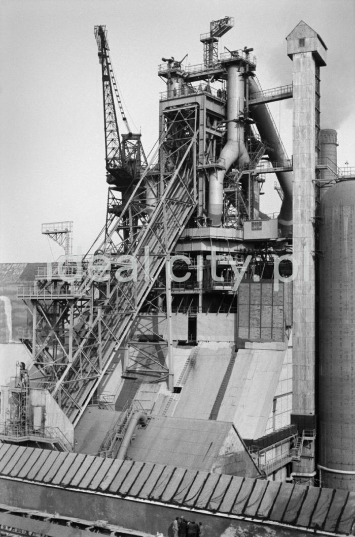 Lenin Metallurgical Combine, Blast Furnace Plant. 1960s.
The Steelworks commenced production on 22 July 1954 when Blast Furnace no. 1 was blown in. Second Blast Furnace was activated on 1 May 1955, the third one on 3 August 1958. Furnace no. 4 started operating on 16 December 1961, and the 2000-sq.-m Furnace no. 5 on 20 December 1966.

Kombinat metalurgiczny im. Lenina, rejon Wielkiego Pieca, lata 60.
Huta rozpoczęła swoja działalność produkcyjną 22 lipca 1954 roku, kiedy zadmuchano Wielki Piec nr 1. Drugi Wielki piec uruchomiono 1 maja 1955 roku, kolejny, nr 3, rozpoczął pracę 3 sierpnia 1958 roku. Piec nr 4 uruchomiono 16 grudnia 1961 roku, a Piec nr 5 o objętości 2000 metrów sześciennych uruchomiono 20 grudnia 1966 roku.

Photo by Henryk Makarewicz/idealcity.pl

