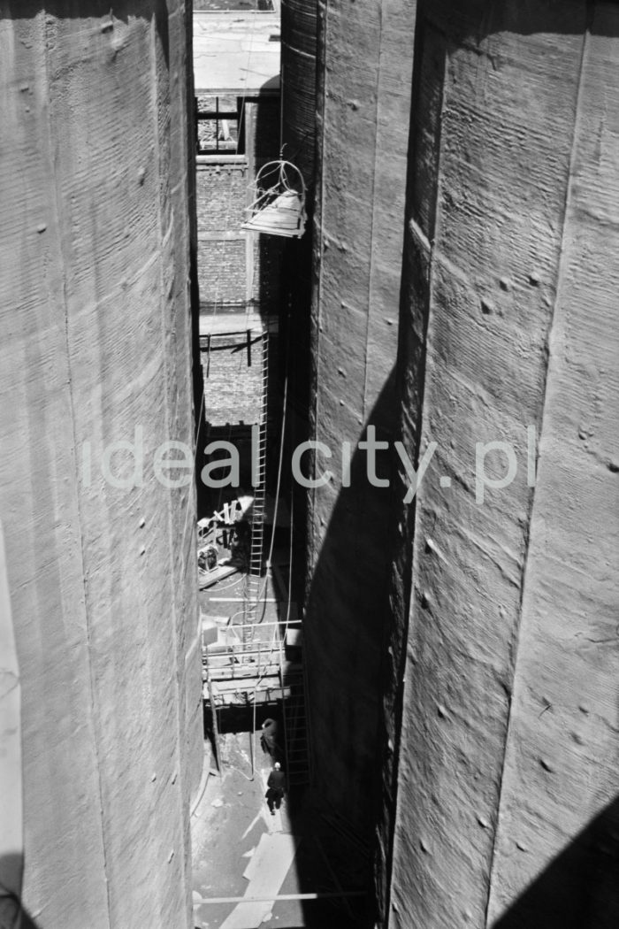 Containers at the Lenin Metallurgical Combine.

Zbiorniki na terenie kombinatu metalurgicznego Huta im. W.I. Lenina.

Photo by Henryk Makarewicz/idealcity.pl



