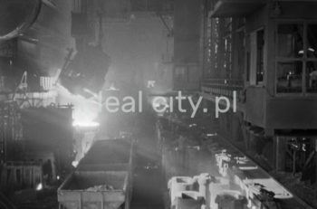 Kombinat metalurgiczny im. Lenina, stalownia Konwertorowa, hala rozlewnicza, lata 60.

fot. Henryk Makarewicz/idealcity.pl

