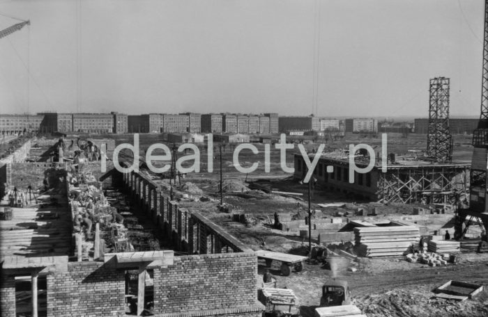 Construction of buildings on the Słoneczne Estate. First half of the 1950s. In the background: Szkolne Estate.

Budowa bloków na Osiedlu Słonecznym, pierwsza połowa lat 50. XX w. W tle widoczne Osiedle Szkolne.

Photo by Wiktor Pental/idealcity.pl

