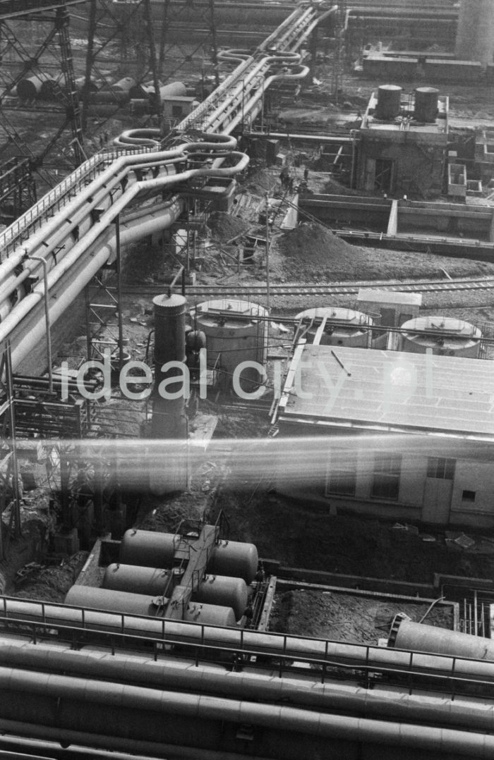 Lenin Metallurgical Combine, fragment of chemical infrastructure, possibly by the Coking Works. 1960s.

Kombinat metalurgiczny im. Lenina, fragment instalacji chemicznej, prawdopodobnie przy Wydziale Koksochemicznym, lata 60.

Photo by Henryk Makarewicz/idealcity.pl


