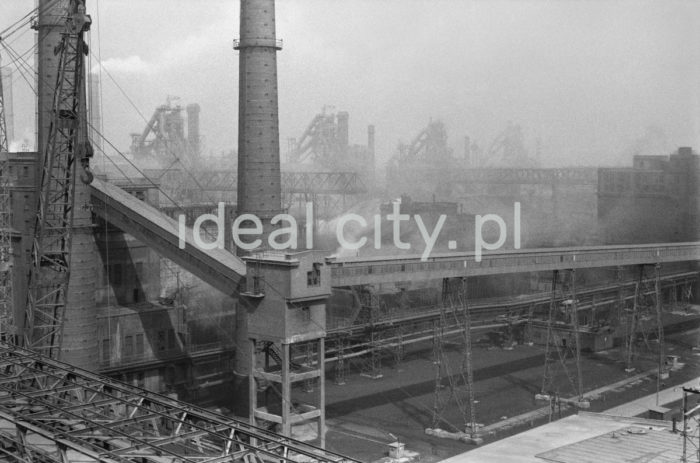 Lenin Metallurgical Combine, Blast Furnace site, belt conveyors, cranes and a chimney. 1960s.

Kombinat metalurgiczny im. Lenina. Rejon Wielkich Pieców – galeria taśmociągów, dźwigi oraz komin, l. 60. XX w.

Photo by Henryk Makarewicz/idealcity.pl

