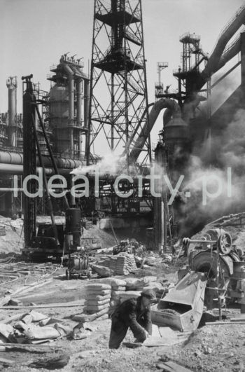 Construction site of Blast Furnace No. 3, concreting, 1950s.

Rejon budowy Wielkiego Pieca Nr 3, prace przy betonowaniu, lata 50.

Photo by Henryk Makarewicz/idealcity.pl

