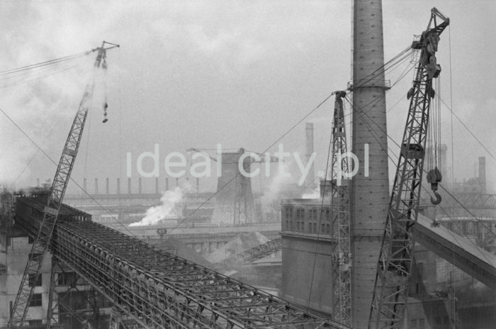 Lenin Metallurgical Combine, Blast Furnace site, belt conveyors, cranes and a chimney. 1960s.

Kombinat metalurgiczny im. Lenina. Rejon Wielkich Pieców – galeria taśmociągów, dźwigi oraz komin, l. 60. XX w.

Photo by Henryk Makarewicz/idealcity.pl


