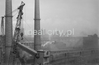 Kombinat metalurgiczny im. Lenina. Rejon Wielkich Pieców – galeria taśmociągów, dźwigi oraz komin, l.60.XX w.

fot. Henryk Makarewicz/idealcity.pl


