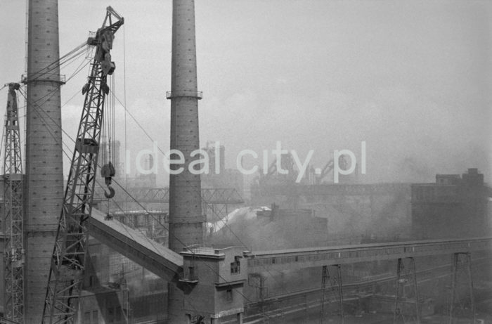 Kombinat metalurgiczny im. Lenina. Rejon Wielkich Pieców – galeria taśmociągów, dźwigi oraz komin, l.60.XX w.

fot. Henryk Makarewicz/idealcity.pl


