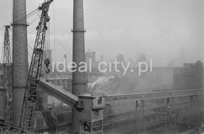 Lenin Metallurgical Combine, Blast Furnace site, belt conveyors, cranes and a chimney. 1960s.

Kombinat metalurgiczny im. Lenina. Rejon Wielkich Pieców – galeria taśmociągów, dźwigi oraz komin, l. 60. XX w.

Photo by Henryk Makarewicz/idealcity.pl


