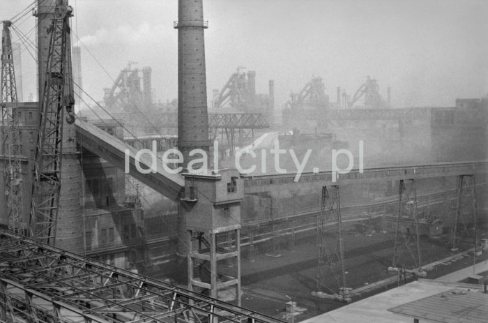 Kombinat metalurgiczny im. Lenina. Rejon Wielkich Pieców – galeria taśmociągów, dźwigi oraz komin, l.60.XX w.

fot. Henryk Makarewicz/idealcity.pl

