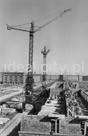 Construction of the Urocze and Słoneczne Estates, left: Zielone Estate, in the background: Teatralne Estate. 1950s.

Budowa Osiedla Uroczego i Słonecznego, po lewej Osiedle Zielone, w tle Osiedle Teatralne. Lata 50. XX w.

Photo by Wiktor Pental/idealcity.pl
