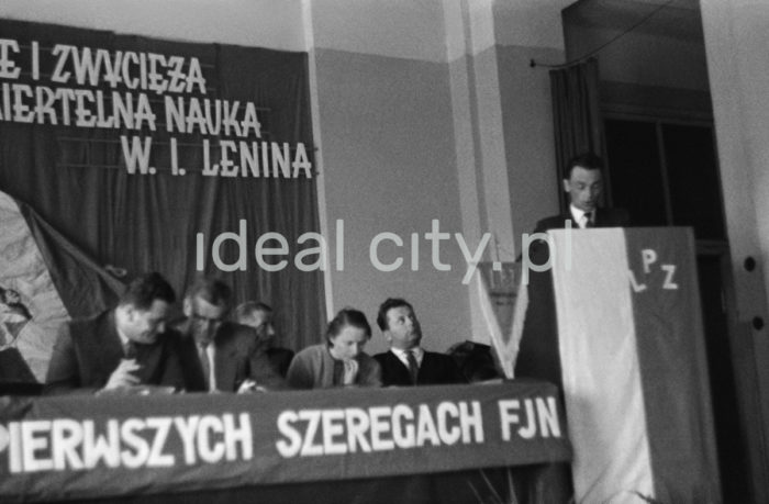 Meeting of the Front of National Unity (FJN). 1950s (between 1952 and 1956).

Narada Frontu Jedności Narodu. Lata 50. (pomiędzy 1952 a 1956) XX w.

Photo by Wiktor Pental/idealcity.pl

