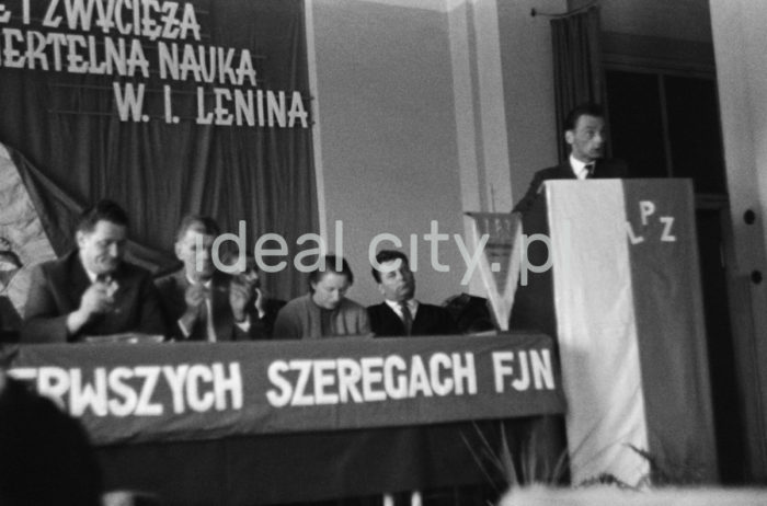 Meeting of the Front of National Unity (FJN). 1950s (between 1952 and 1956).

Narada Frontu Jedności Narodu. Lata 50. (pomiędzy 1952 a 1956) XX w.

Photo by Wiktor Pental/idealcity.pl

