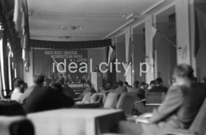 Meeting of the Front of National Unity (FJN). 1950s (between 1952 and 1956).

Narada Frontu Jedności Narodu. Lata 50. (pomiędzy 1952 a 1956) XX w.

Photo by Wiktor Pental/idealcity.pl

