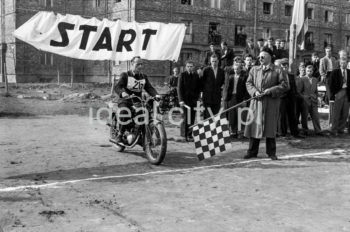 Zawody motocyklowe na Osiedlu Teatralnym, w miejscu gdzie zamiast planowanego kościoła wybudowano później Szkołę Podstawową nr 87 im. Janka Krasickiego. Lata 50. XXw.

fot. Wiktor Pental/idealcity.pl

