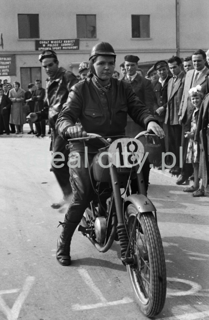 Ogólnopolski Rajd Motocyklowy Kobiet w Nowej Hucie, Osiedle Na Skarpie, wrzesień 1956.

fot. Wiktor Pental/idealcity.pl

