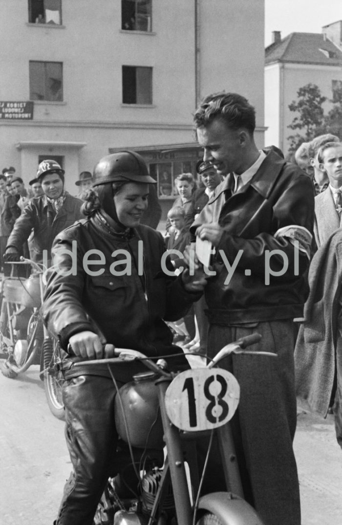 Ogólnopolski Rajd Motocyklowy Kobiet w Nowej Hucie, Osiedle Na Skarpie, wrzesień 1956.

fot. Wiktor Pental/idealcity.pl

