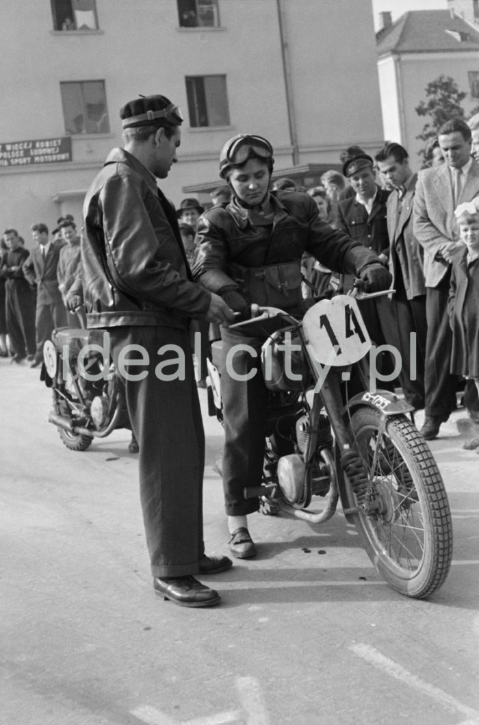 Ogólnopolski Rajd Motocyklowy Kobiet w Nowej Hucie, Osiedle Na Skarpie, wrzesień 1956.

fot. Wiktor Pental/idealcity.pl

