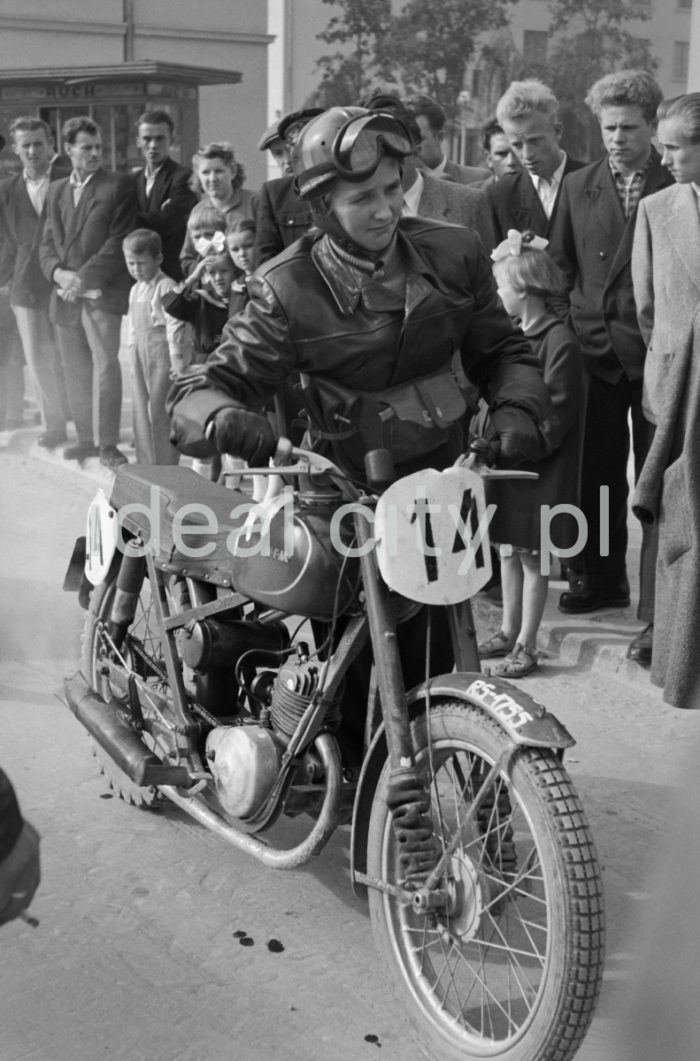 Ogólnopolski Rajd Motocyklowy Kobiet w Nowej Hucie, Osiedle Na Skarpie, wrzesień 1956.

fot. Wiktor Pental/idealcity.pl

