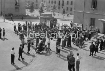 Park maszyn - przygotowania do Ogólnopolskiego Rajdu Motocyklowego, 1957r.. Osiedle Na Skarpie - dzisiejsza ulica Jakuba Zachemskiego.

fot. Wiktor Pental/idealcity.pl

