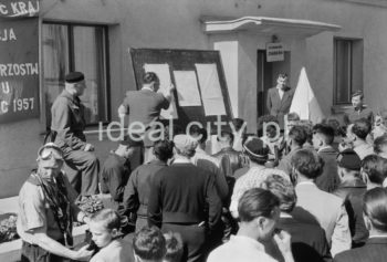 Park maszyn - przygotowania do Ogólnopolskiego Rajdu Motocyklowego, 1957r.. Osiedle Na Skarpie - dzisiejsza ulica Jakuba Zachemskiego.

fot. Wiktor Pental/idealcity.pl

