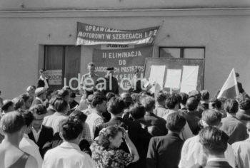 Park maszyn - przygotowania do Ogólnopolskiego Rajdu Motocyklowego, 1957r.. Osiedle Na Skarpie - dzisiejsza ulica Jakuba Zachemskiego.

fot. Wiktor Pental/idealcity.pl

